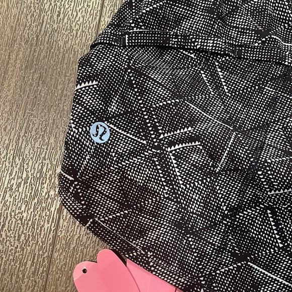 Lululemon Speed Up 2.5” Shorts - Picture 5 of 12